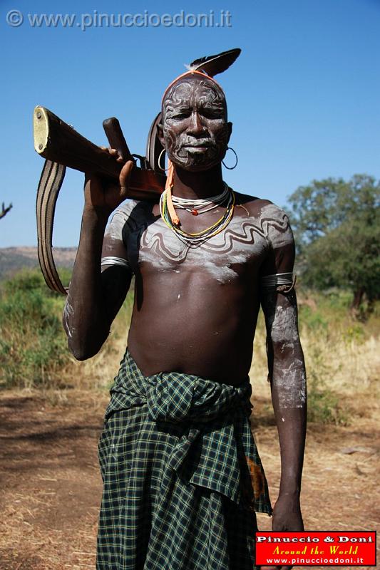 Ethiopia - Tribu etnia Mursi - 32 - Uomo con kalashnikov.jpg